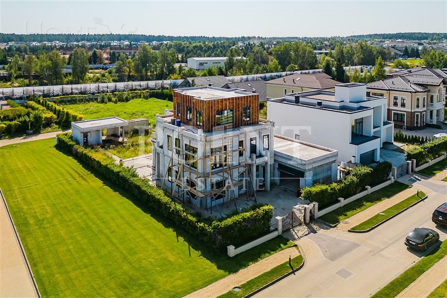 3-этажный коттедж 650 м² без отделки