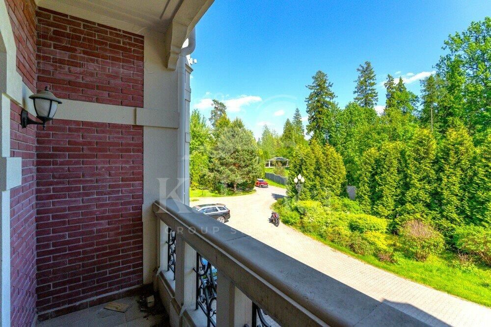 3-этажный таунхаус 349.9 м² без отделки