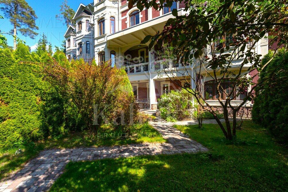 3-этажный таунхаус 349.9 м² без отделки