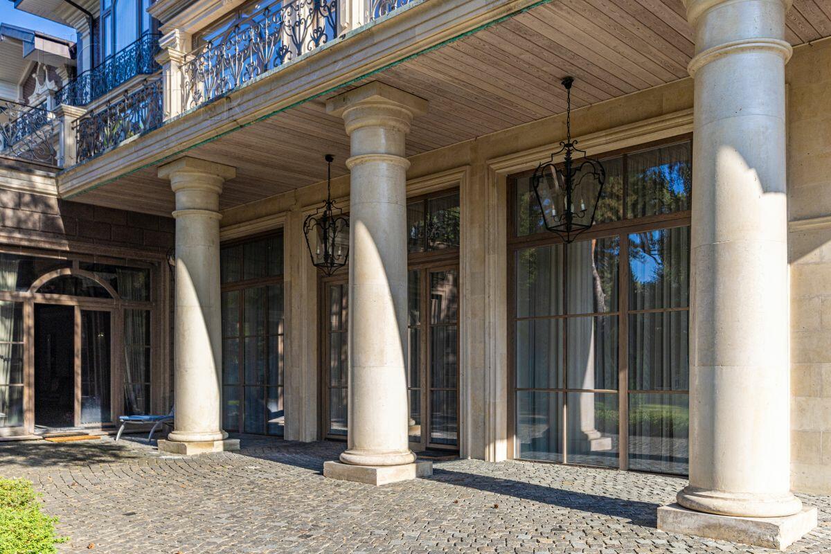 3-этажный коттедж 2 500 м² с отделкой