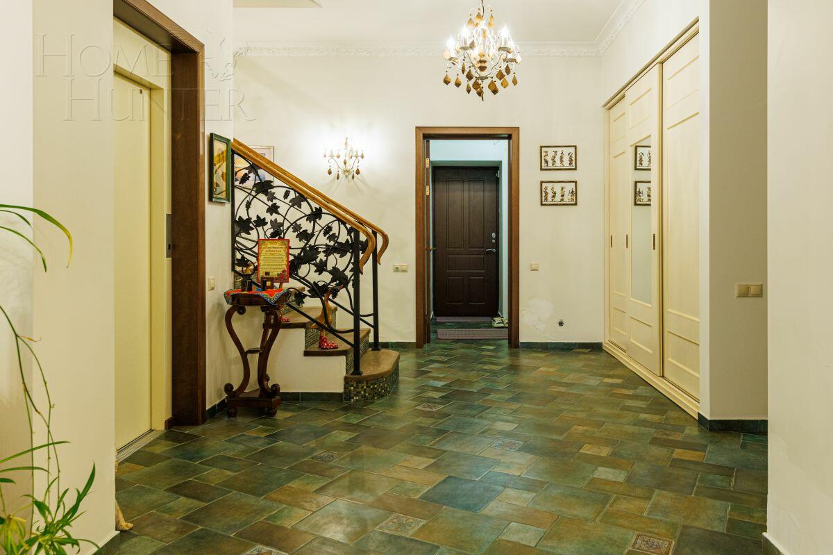 2-этажный коттедж 1 000 м² с отделкой