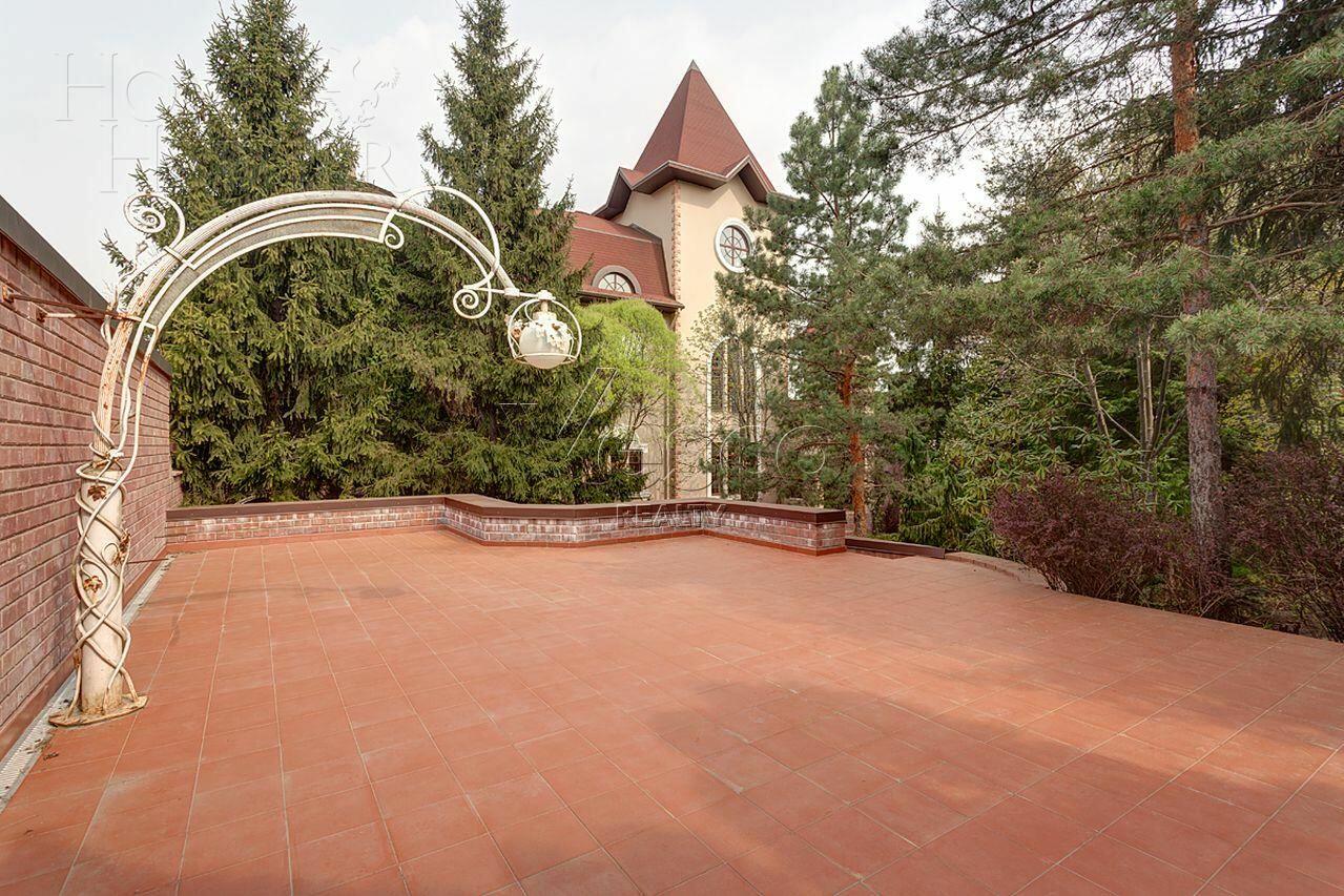 2-этажный коттедж 1 100 м² с отделкой