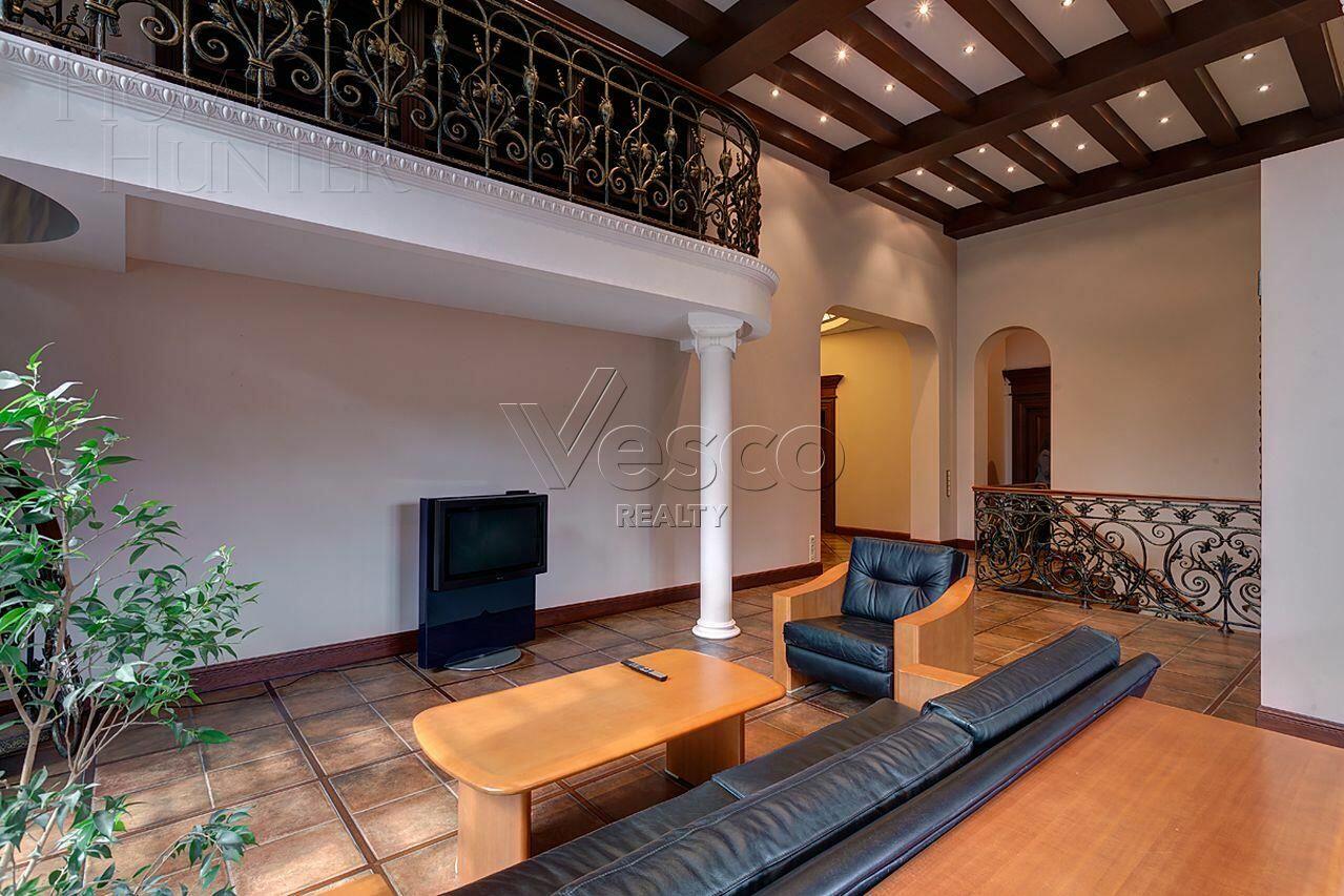 2-этажный коттедж 1 100 м² с отделкой