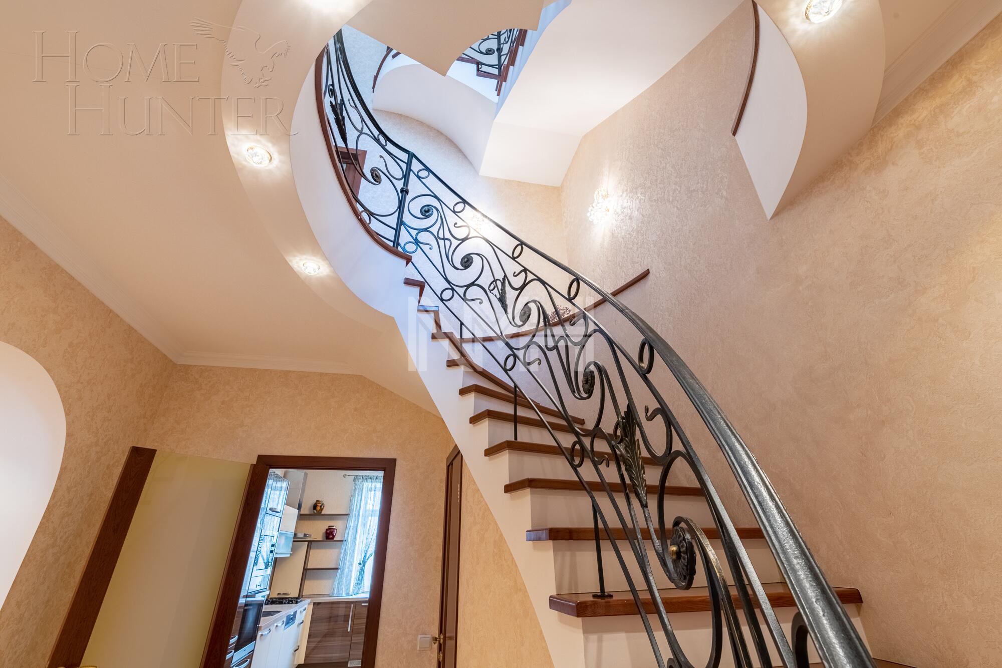 2-этажный коттедж 425 м² с отделкой