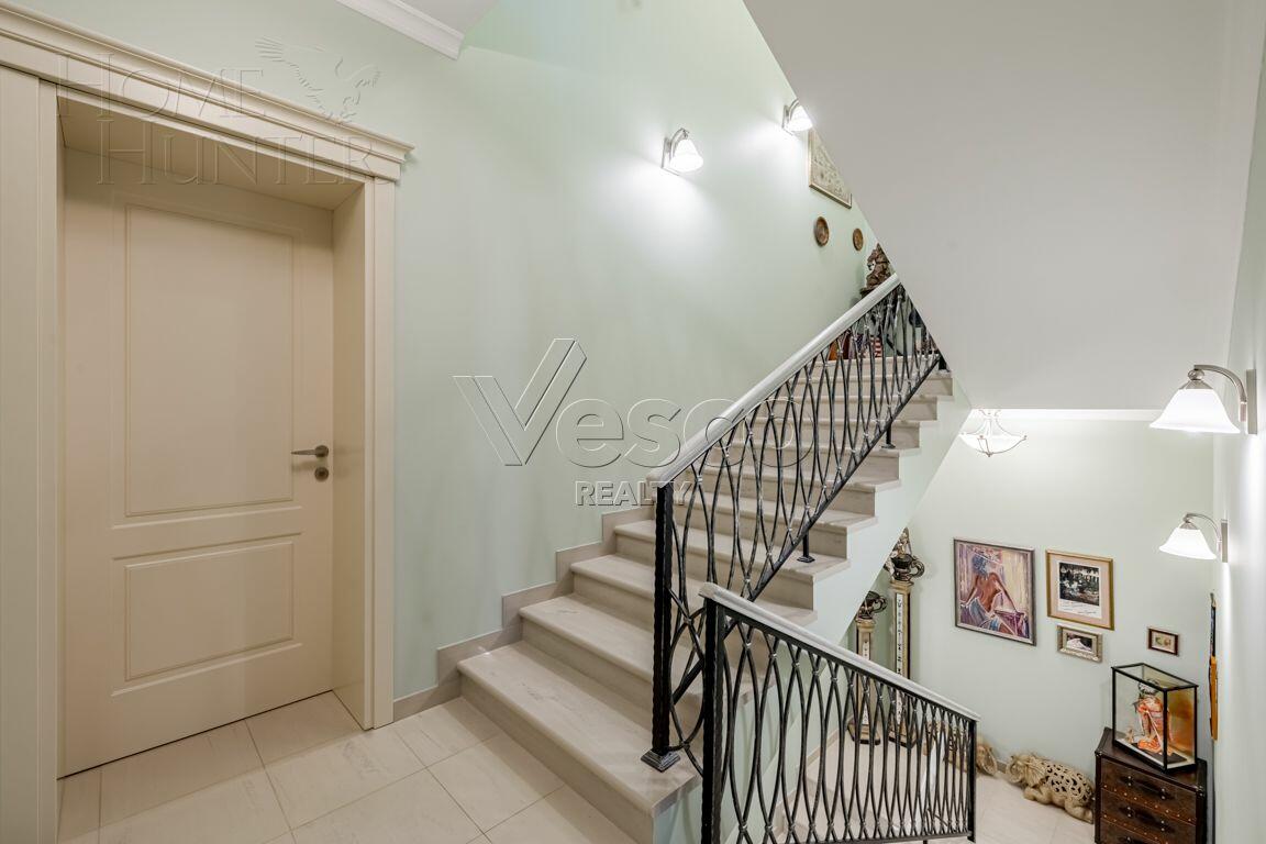 3-этажный таунхаус 275 м² с отделкой