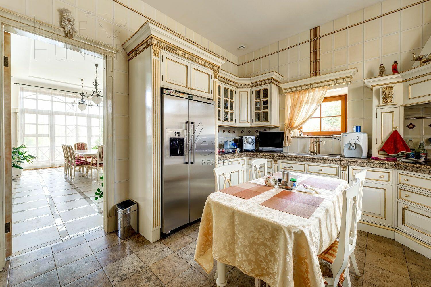 2-этажный коттедж 1 300 м² с отделкой