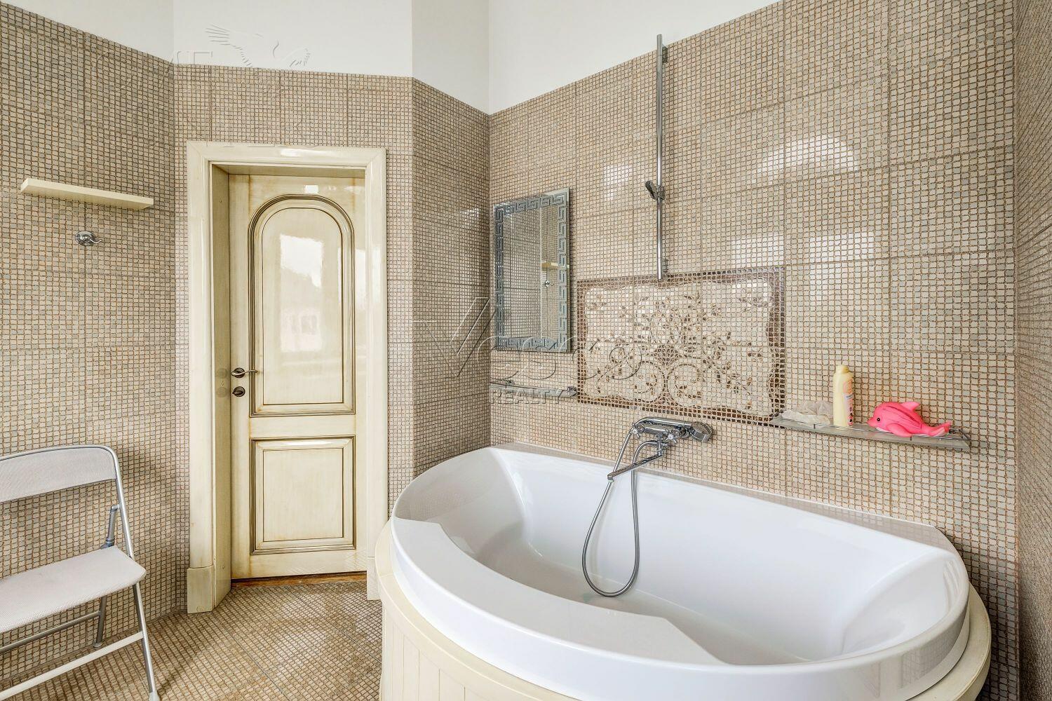 2-этажный коттедж 1 300 м² с отделкой