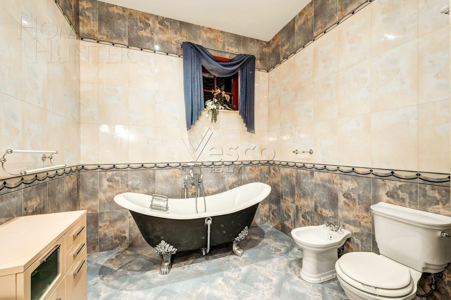 2-этажный коттедж 1 300 м² с отделкой