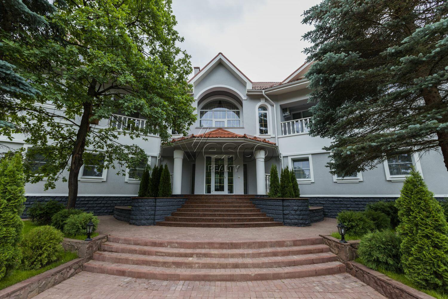 2-этажный коттедж 1 140 м² с отделкой