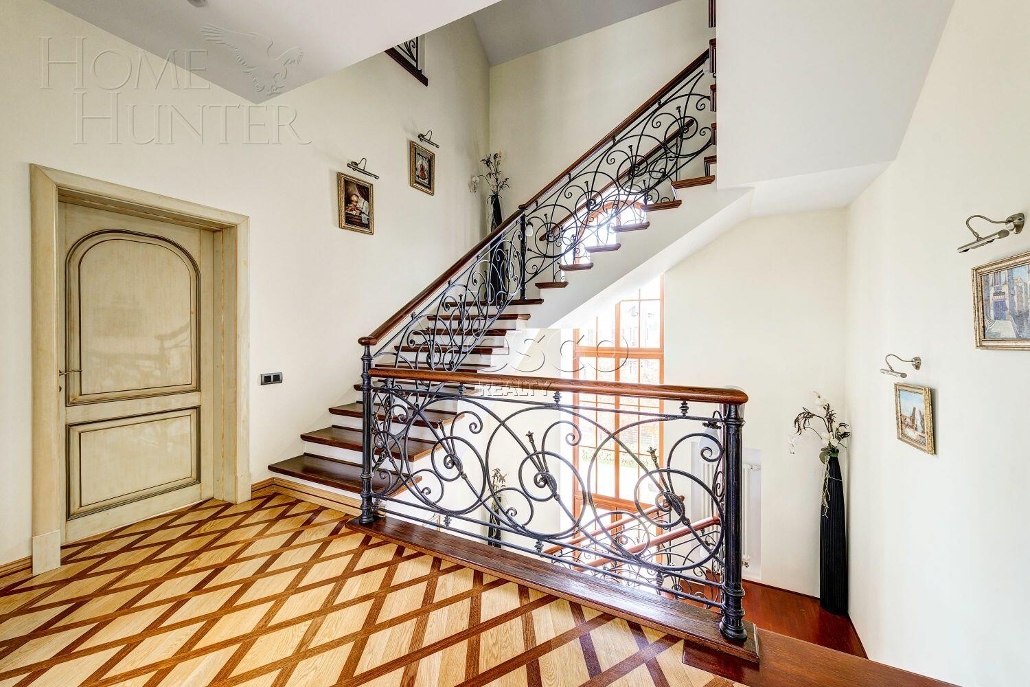 2-этажный коттедж 1 300 м² с отделкой