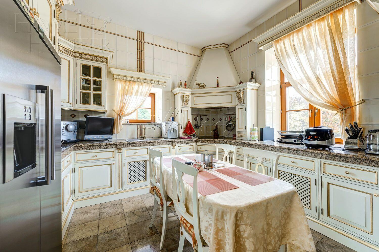 2-этажный коттедж 1 300 м² с отделкой