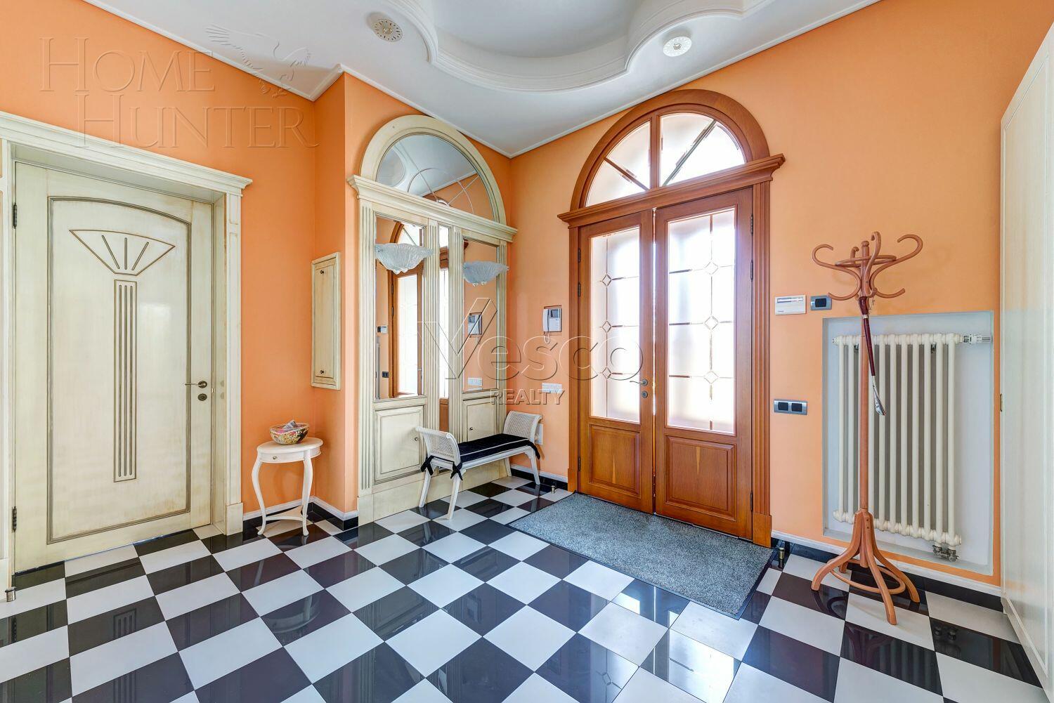 2-этажный коттедж 1 300 м² с отделкой