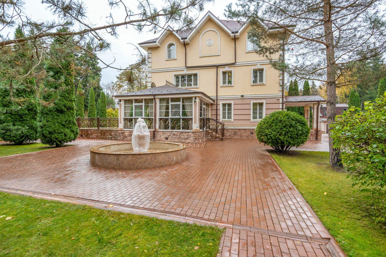 3-этажный коттедж 1 014 м² с отделкой