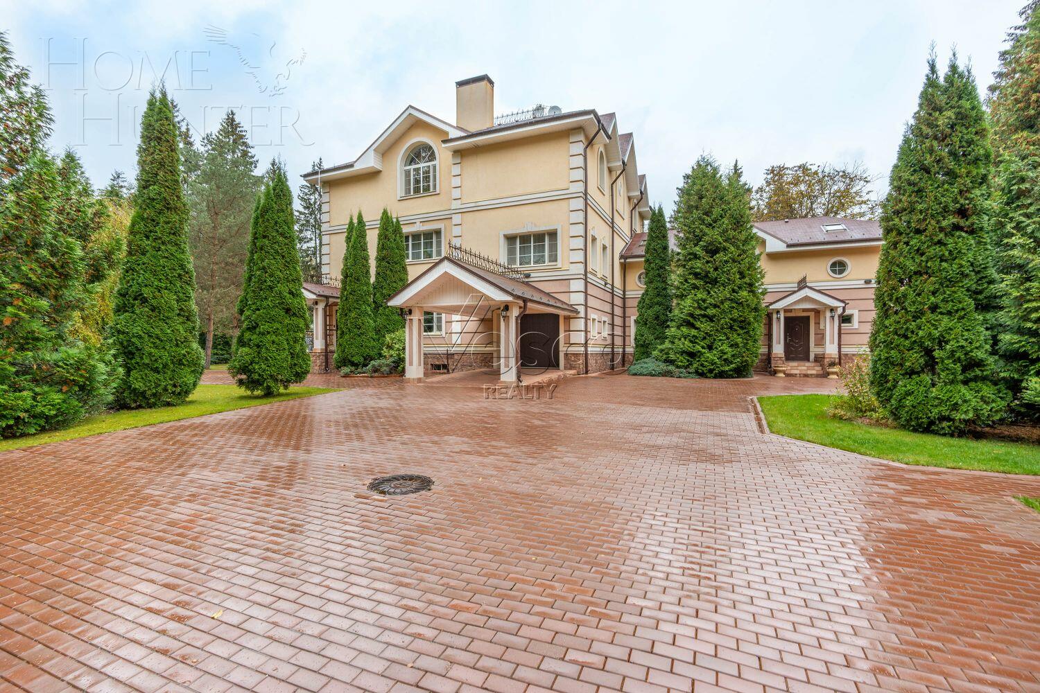 3-этажный коттедж 1 014 м² с отделкой