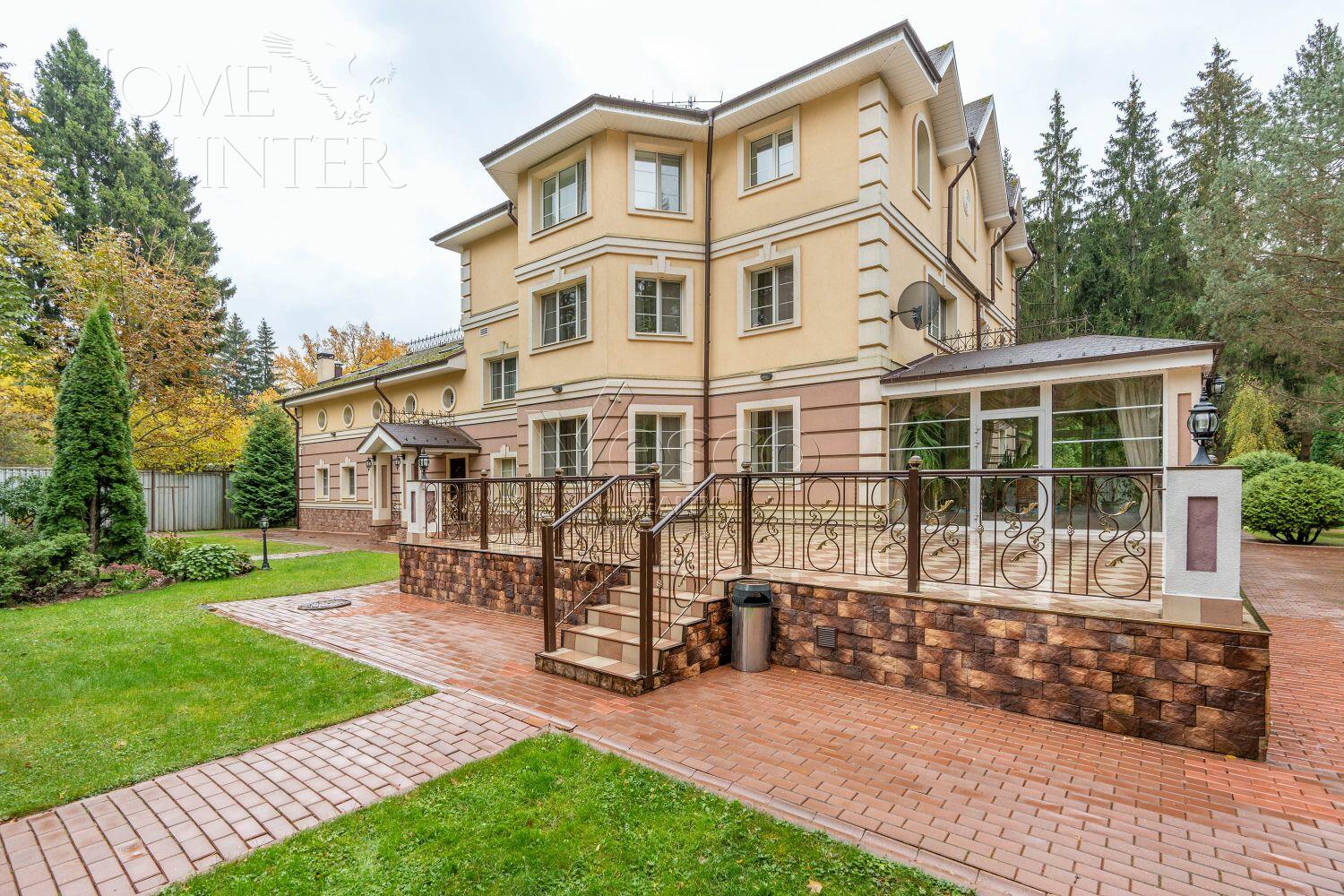 3-этажный коттедж 1 014 м² с отделкой