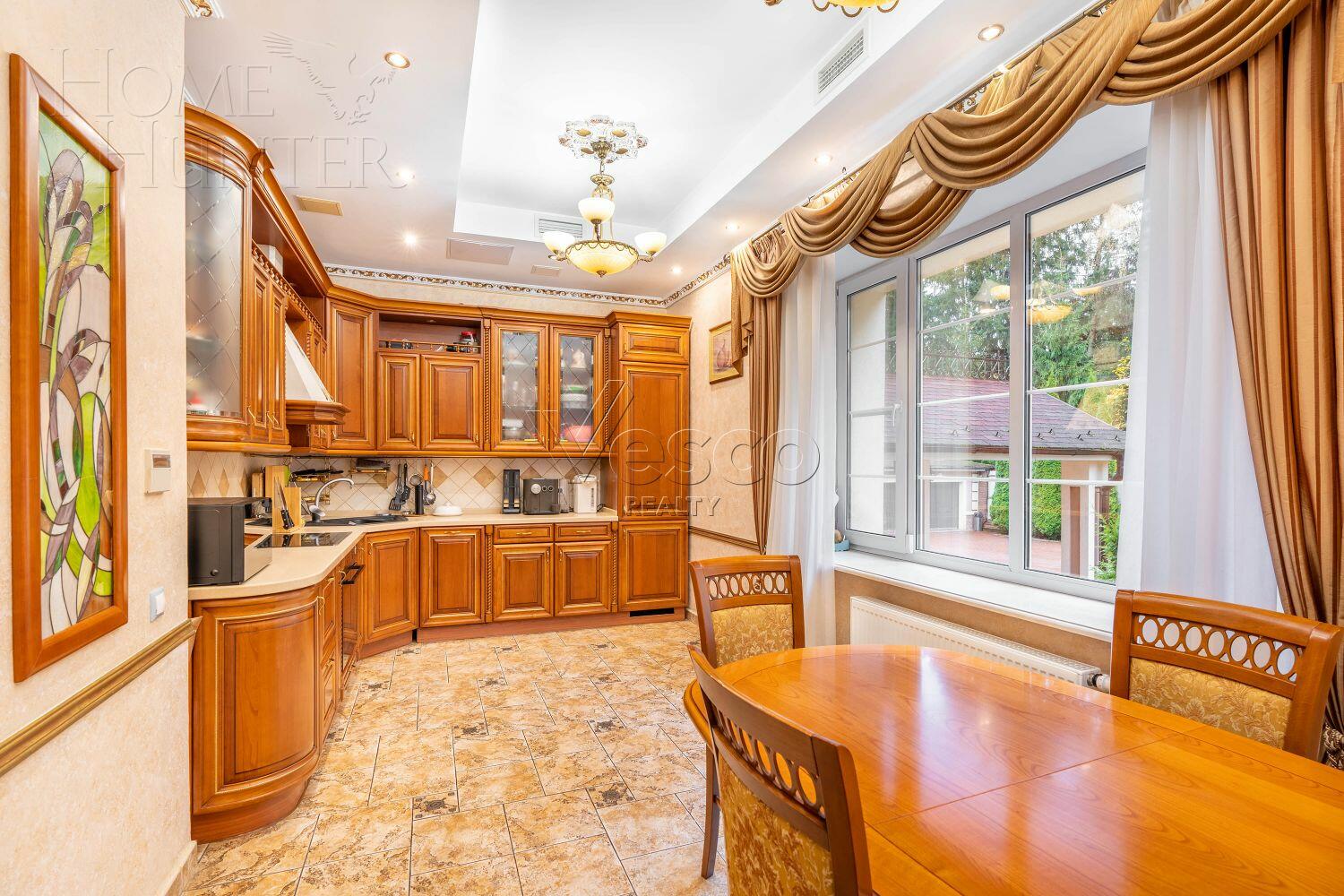 3-этажный коттедж 1 014 м² с отделкой