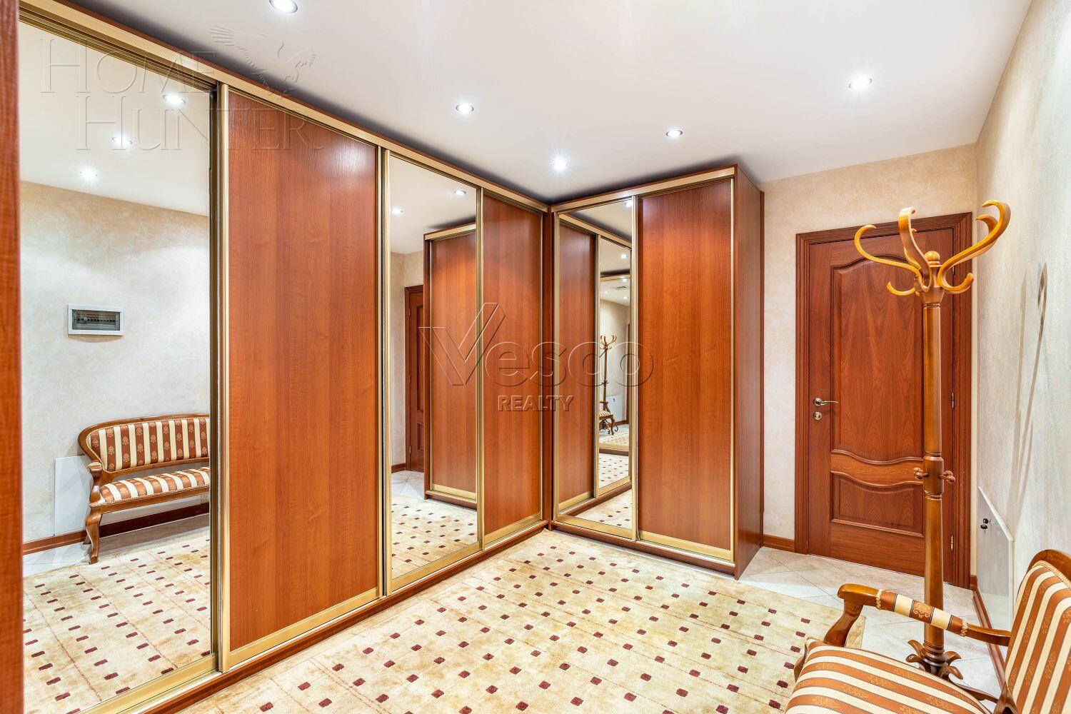 3-этажный коттедж 1 014 м² с отделкой