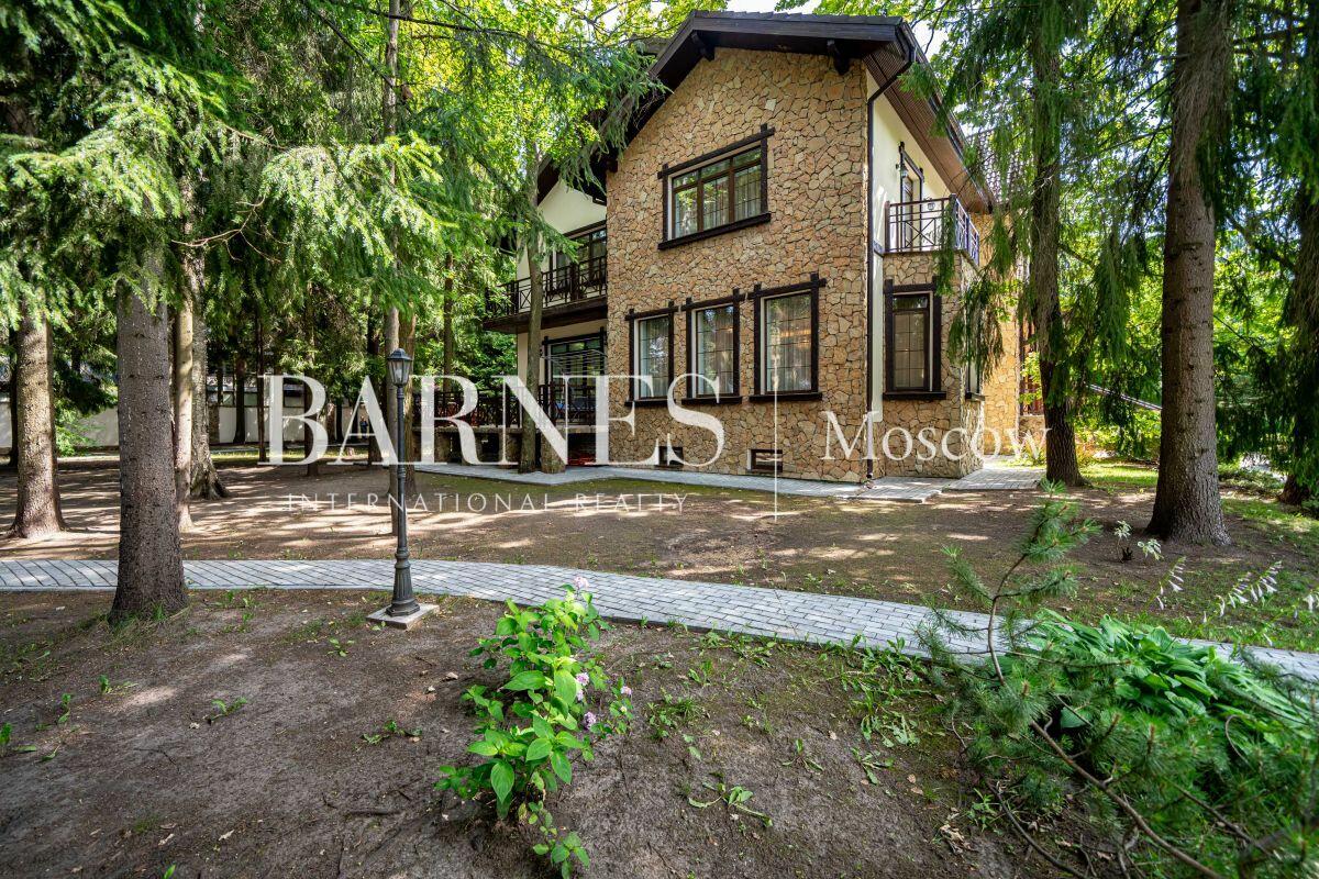 3-этажный коттедж 633 м² с отделкой