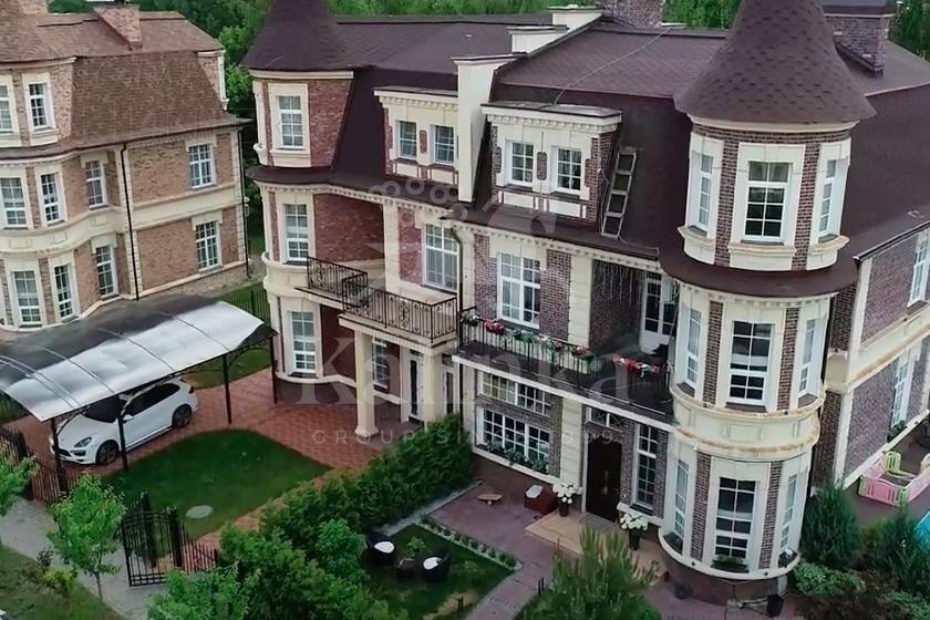 3-этажный таунхаус 375 м² с отделкой