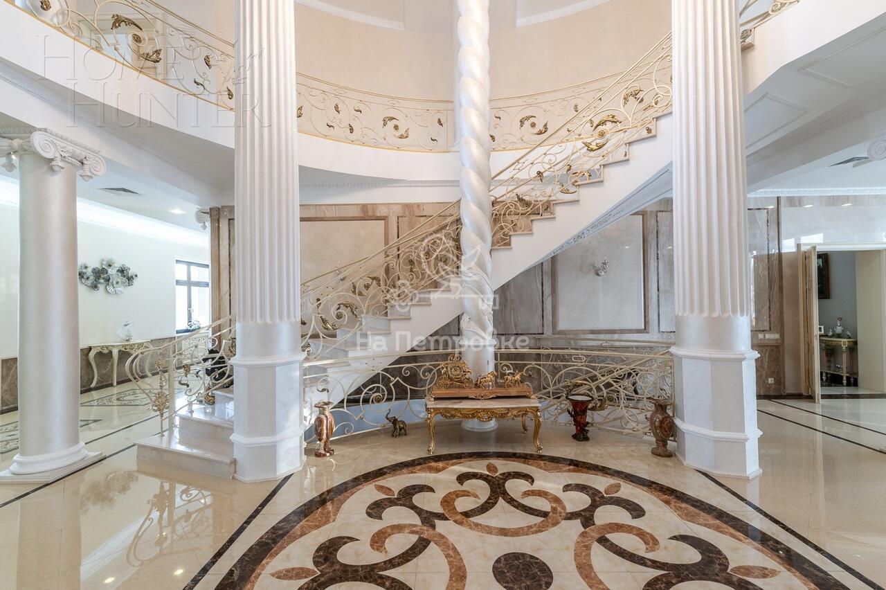 3-этажный коттедж 4 590 м² с отделкой