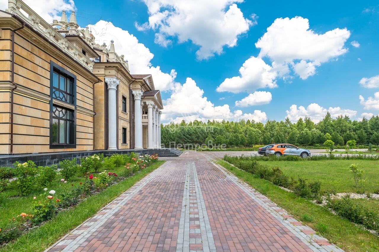 3-этажный коттедж 4 590 м² с отделкой