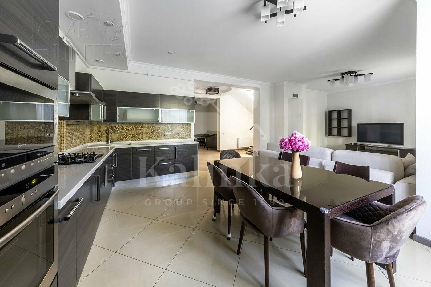 2-этажный таунхаус 220 м² с отделкой