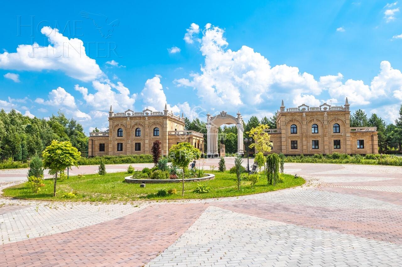 3-этажный коттедж 4 590 м² с отделкой