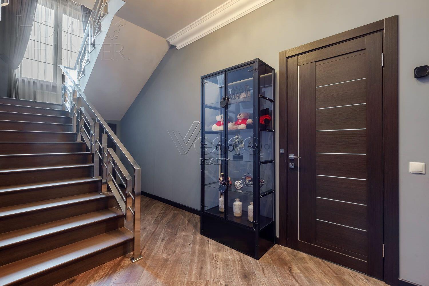 2-этажный коттедж 350 м² с отделкой