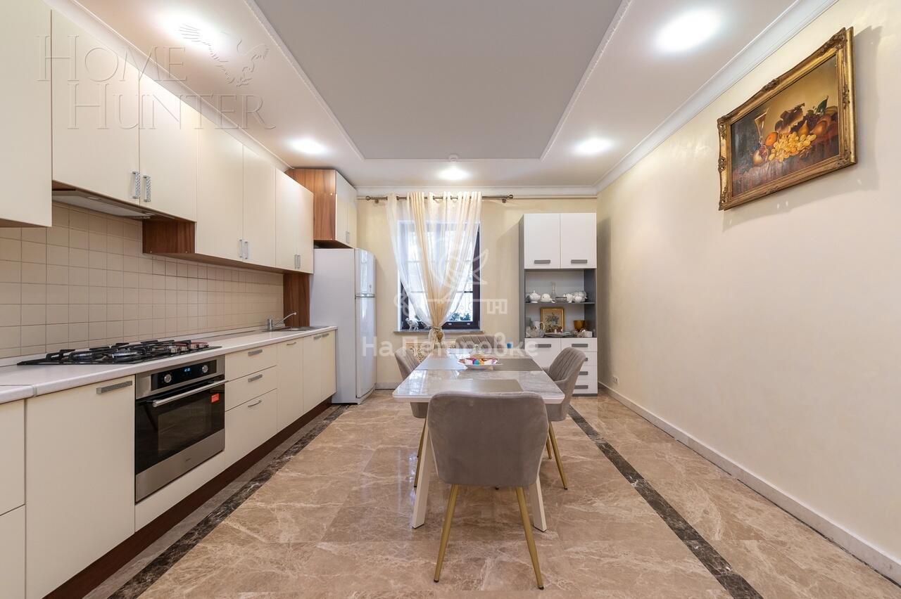 3-этажный коттедж 4 590 м² с отделкой