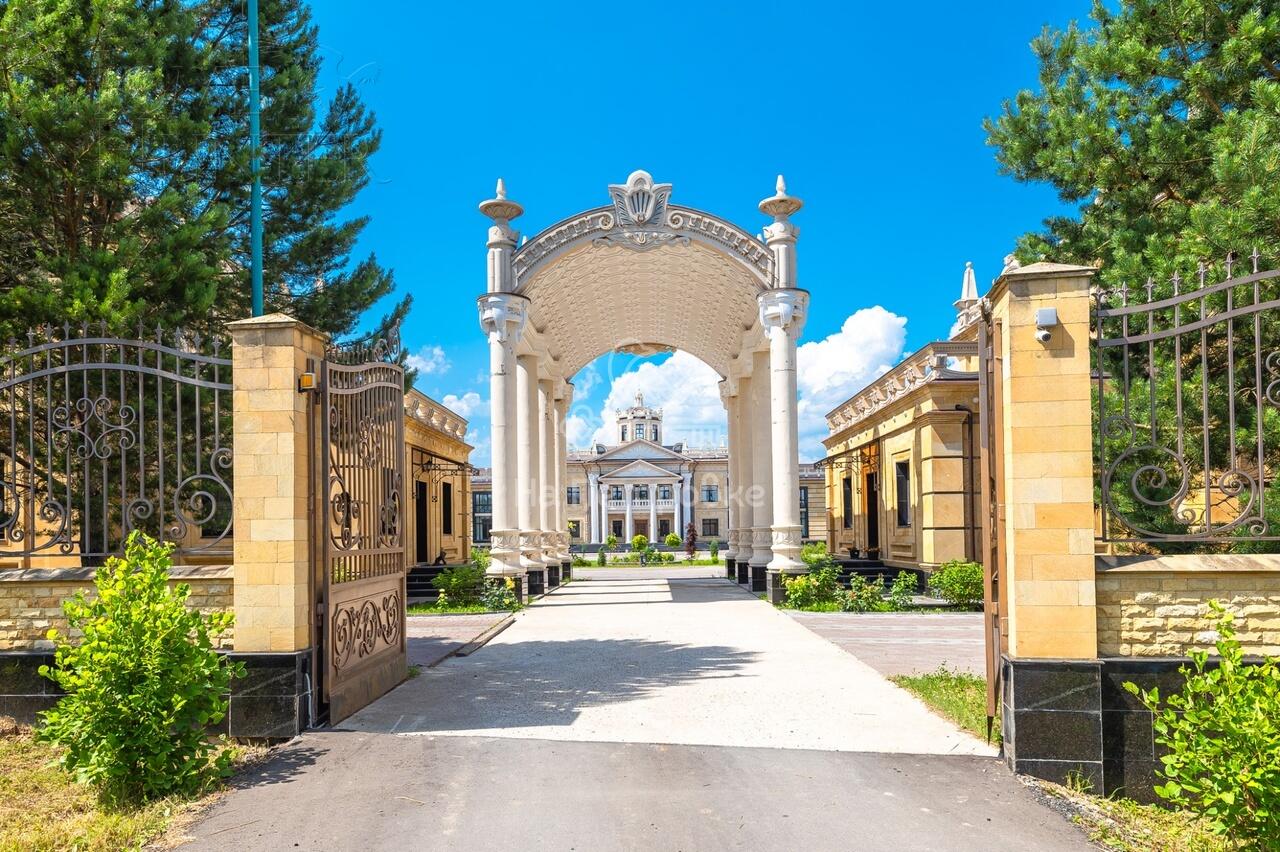 3-этажный коттедж 4 590 м² с отделкой