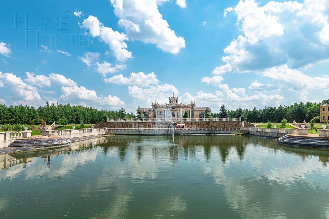 3-этажный коттедж 4 590 м² с отделкой