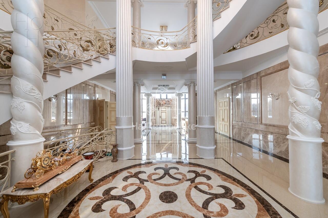 3-этажный коттедж 4 590 м² с отделкой