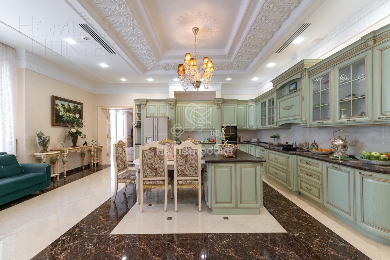 3-этажный коттедж 4 590 м² с отделкой