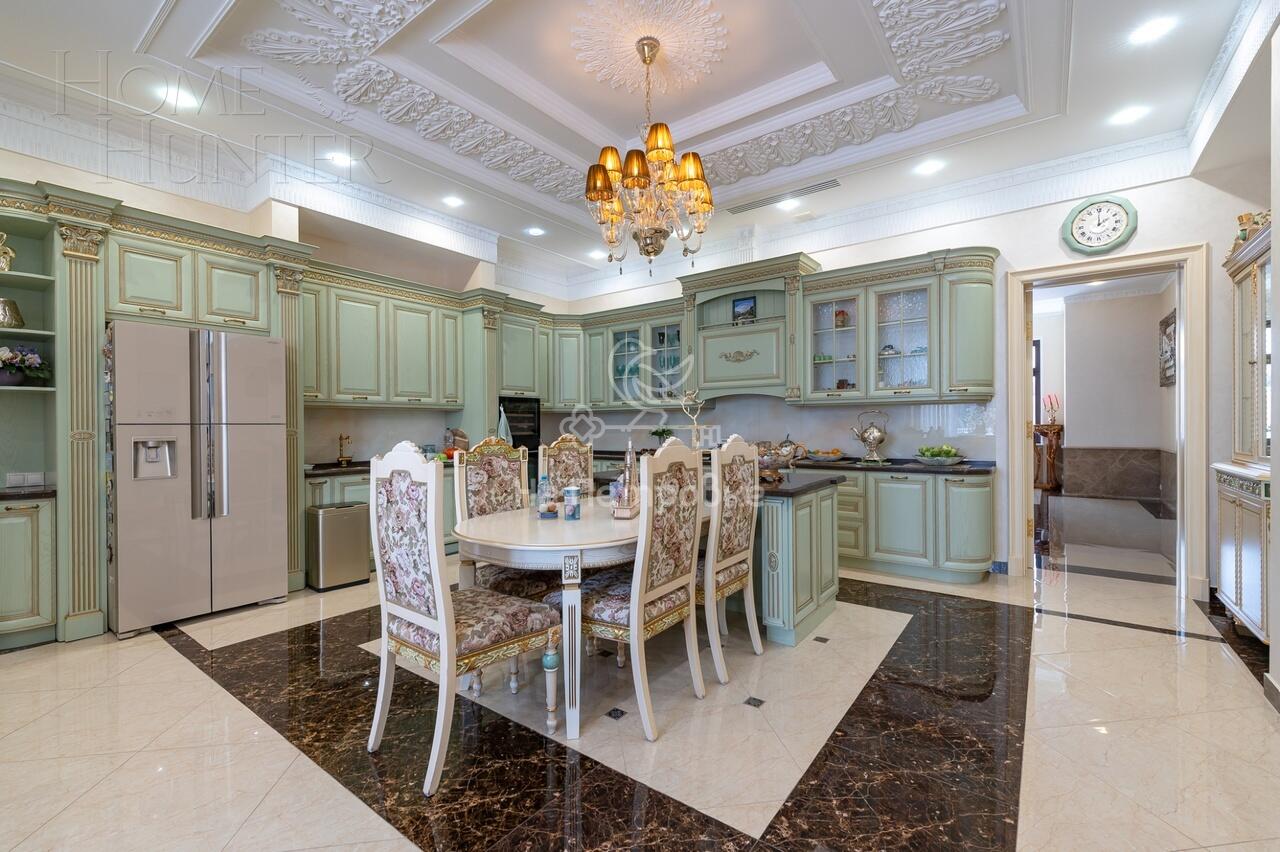 3-этажный коттедж 4 590 м² с отделкой