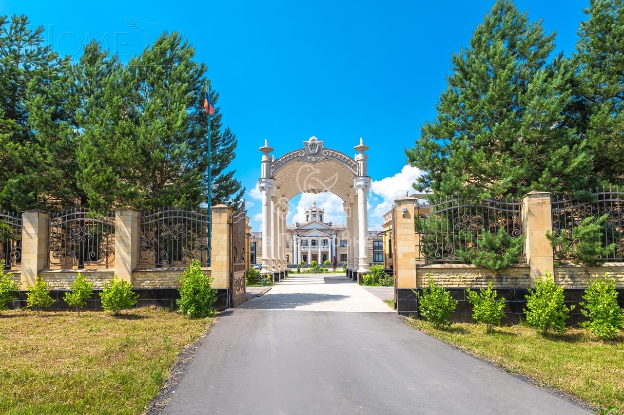 3-этажный коттедж 4 590 м² с отделкой