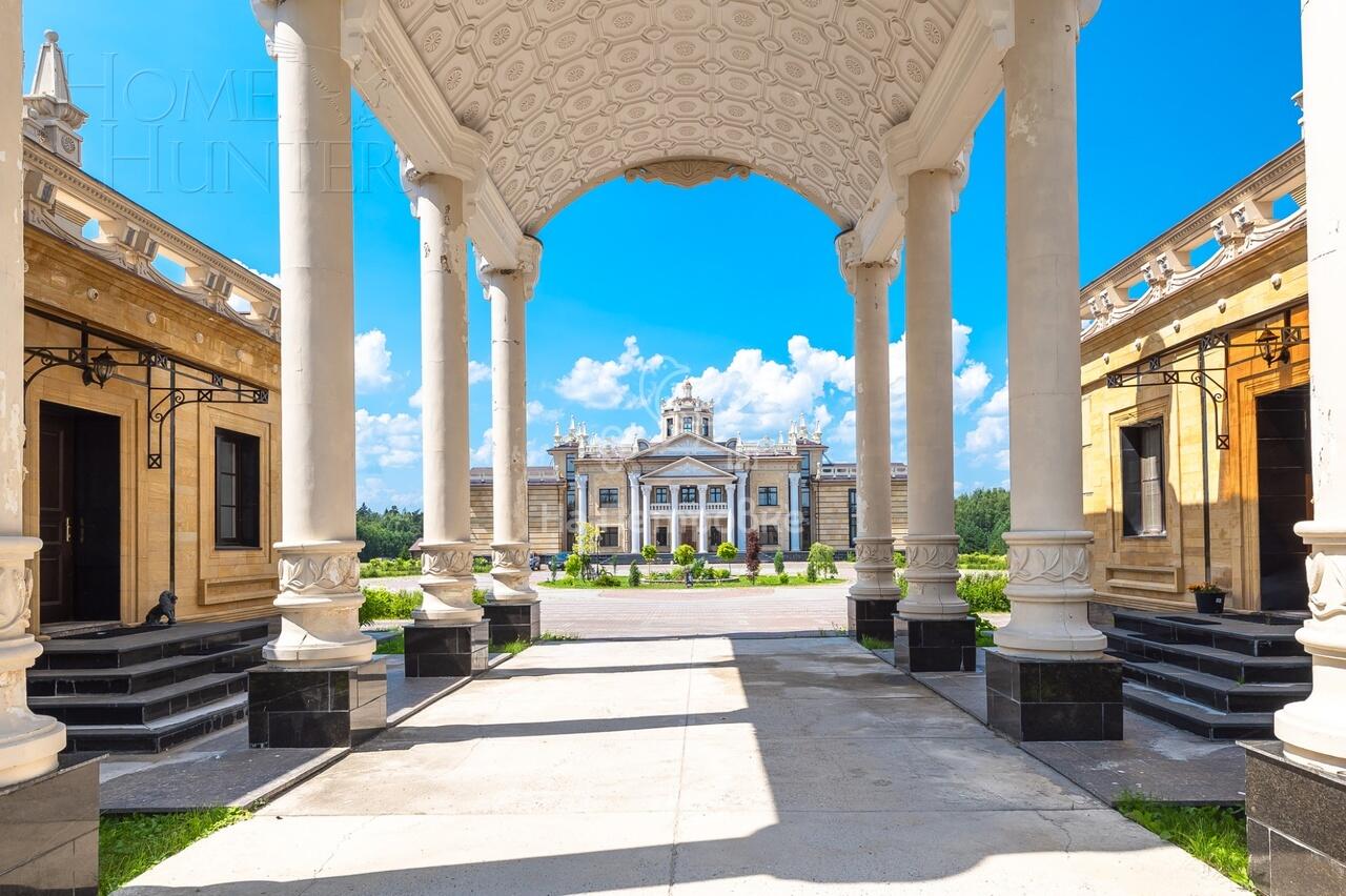 3-этажный коттедж 4 590 м² с отделкой