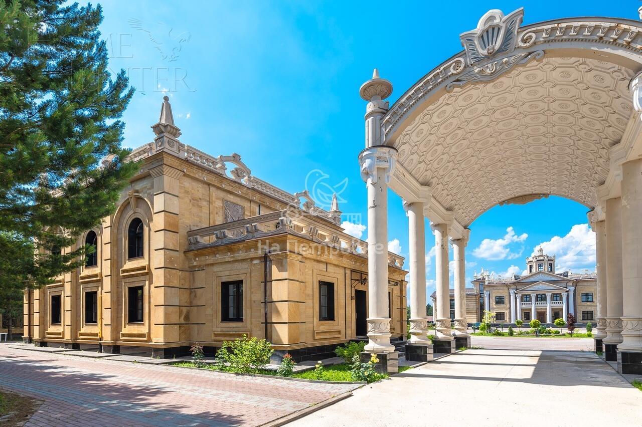 3-этажный коттедж 4 590 м² с отделкой