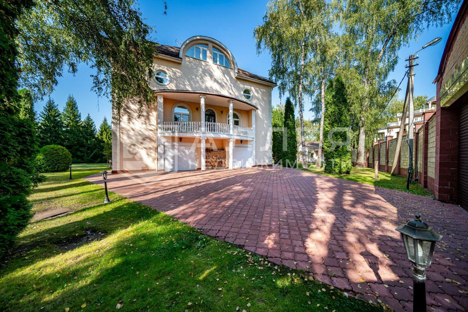 3-этажный коттедж 880 м² с отделкой