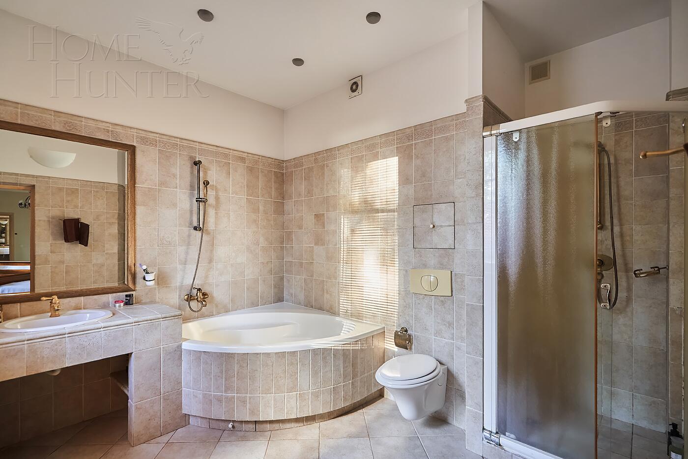 5-КОМН. КВАРТИРА С ОТДЕЛКОЙ 220.3 М² НА 2 ЭТАЖЕ