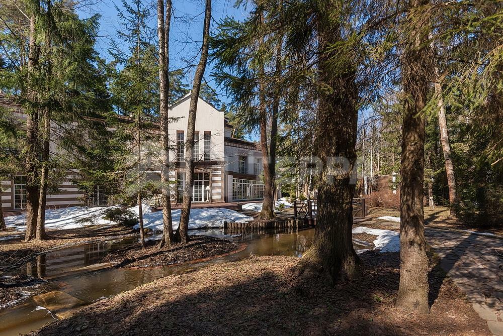 3-этажный коттедж 1 600 м² с отделкой