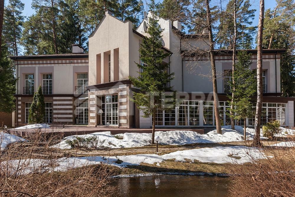 3-этажный коттедж 1 600 м² с отделкой