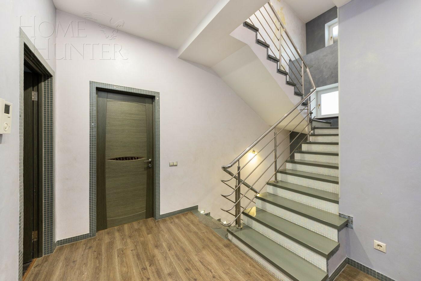 3-этажный коттедж 560 м² с отделкой