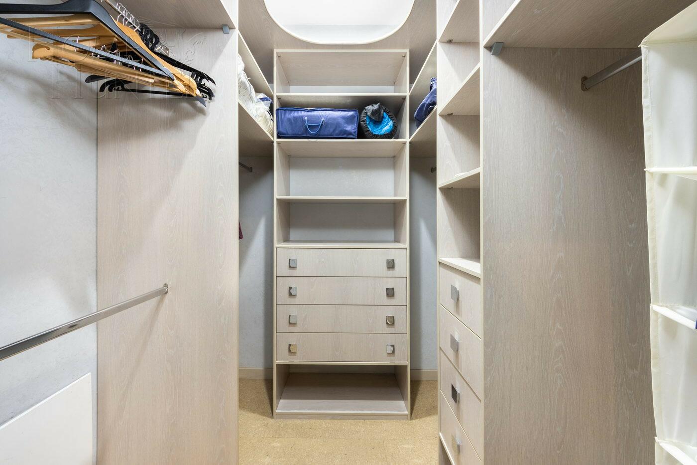 3-этажный коттедж 560 м² с отделкой