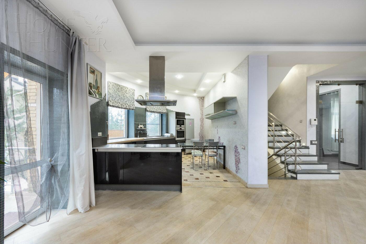 3-этажный коттедж 560 м² с отделкой