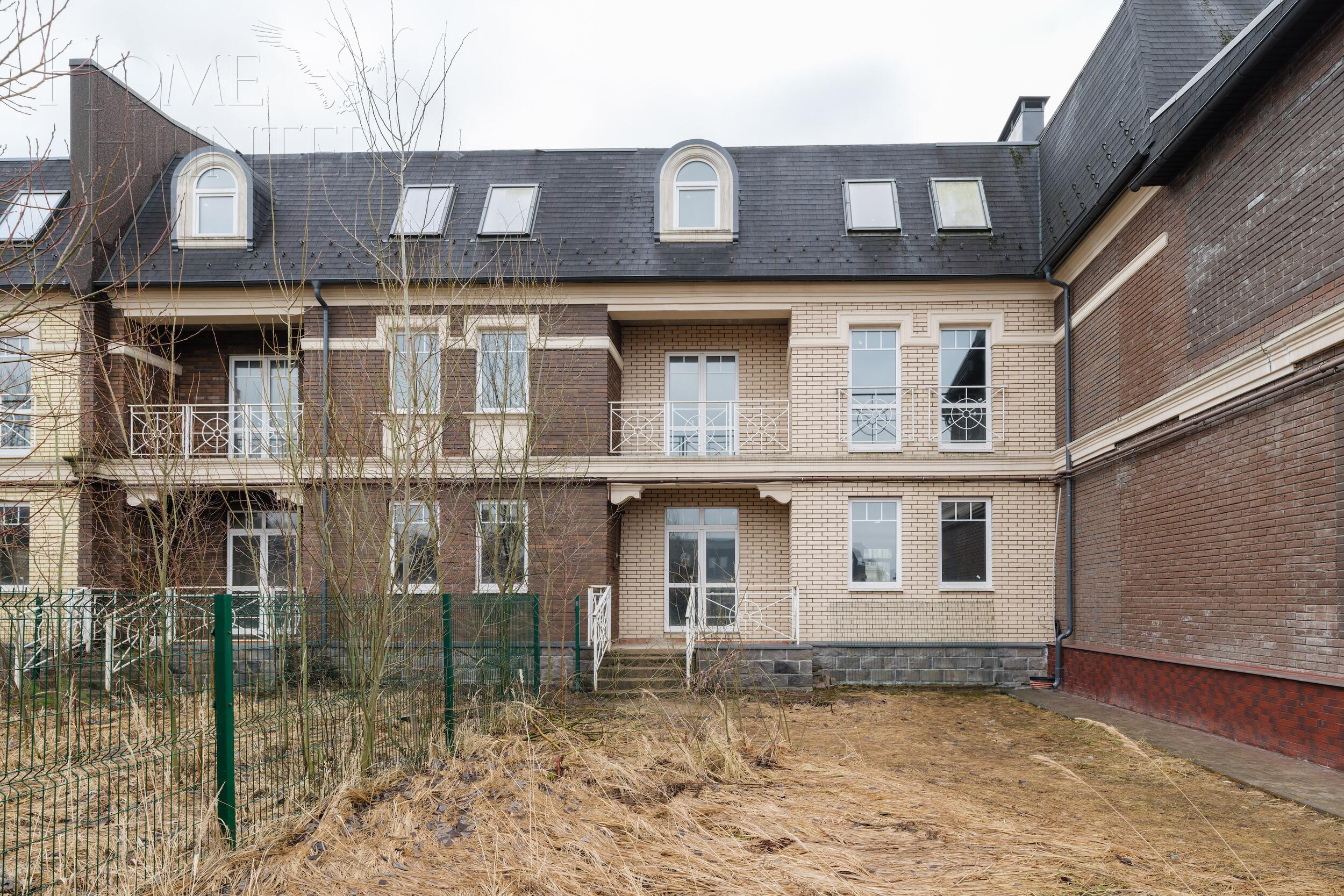 2-этажный таунхаус 380 м² без отделки