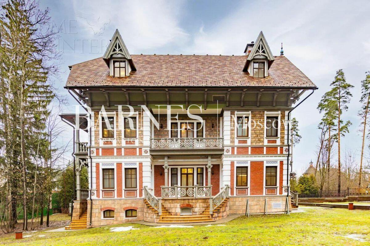 3-этажный коттедж 697 м² с отделкой