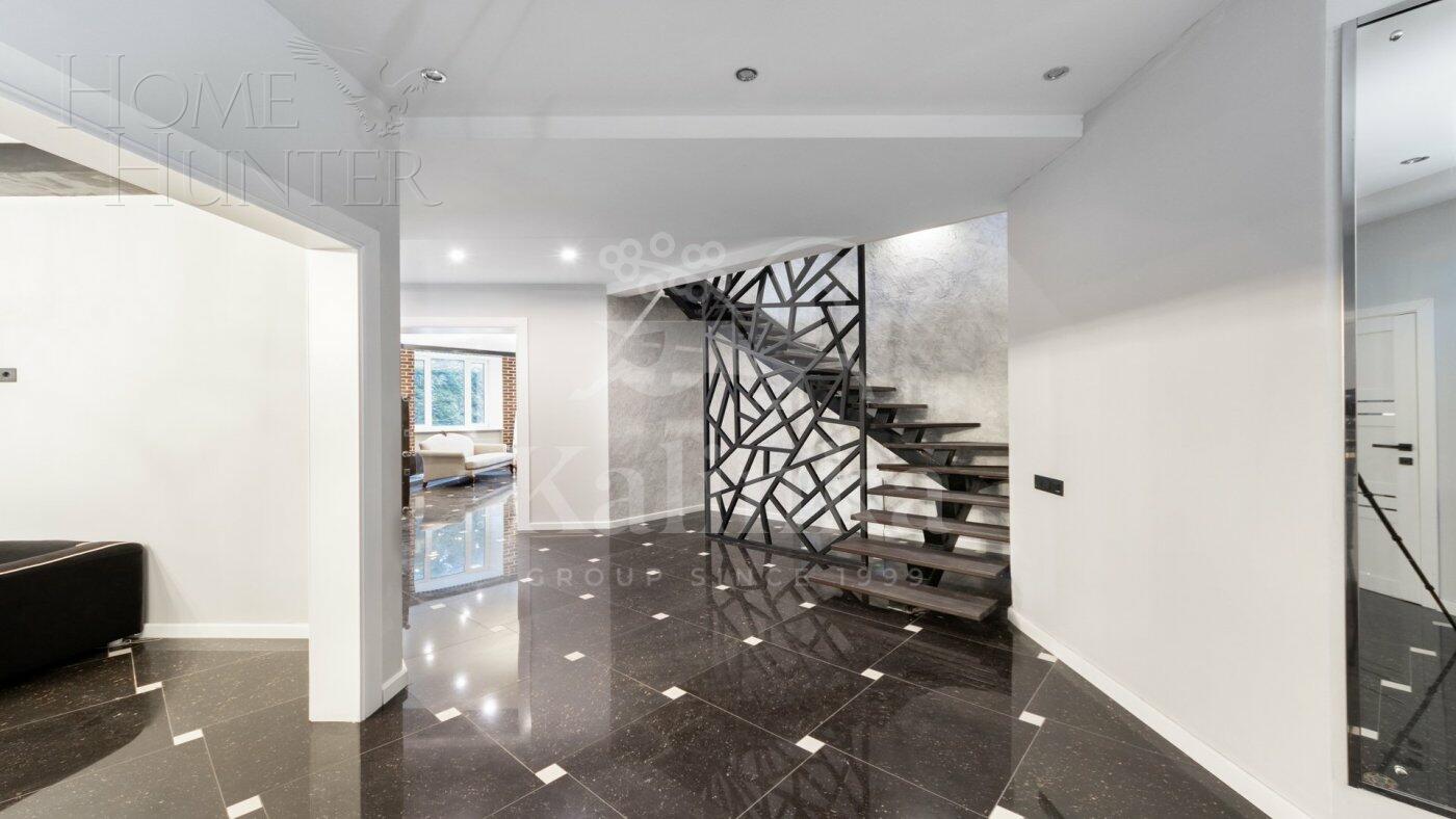 4-УРОВНЕВЫЙ ТАУНХАУС С ОТДЕЛКОЙ 370 М² НА 1 ЭТАЖЕ