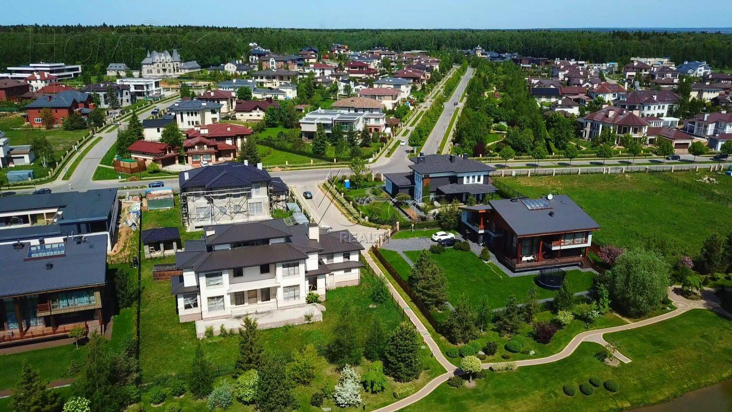 Участок 11.2 сот. в охраняемом поселке