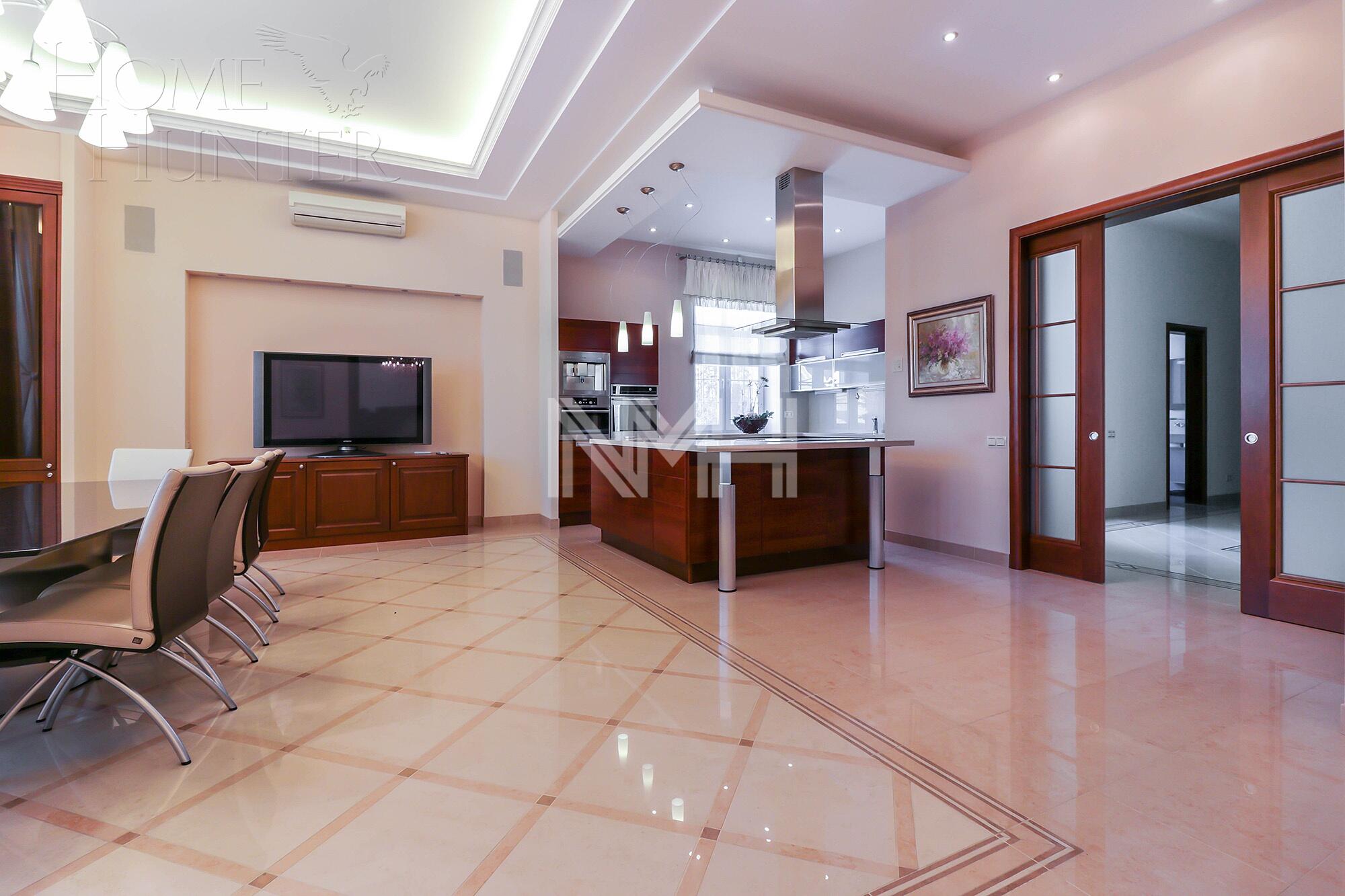 3-этажный коттедж 1 238 м² с отделкой