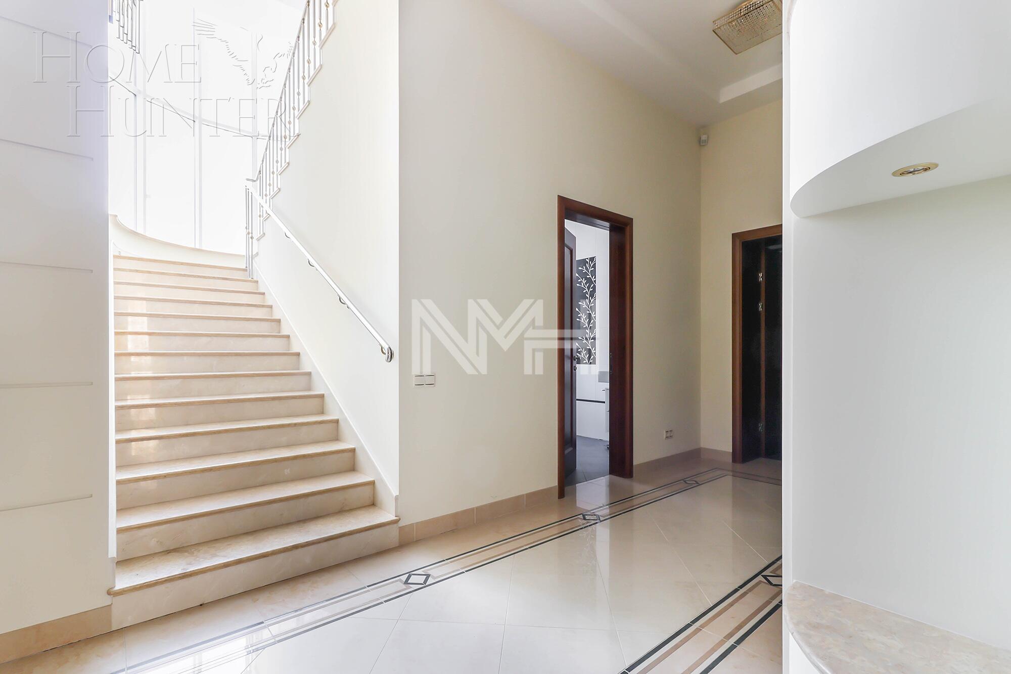 3-этажный коттедж 1 238 м² с отделкой